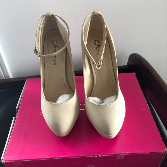 Signature Sole Pumps - Picture 2 of 8